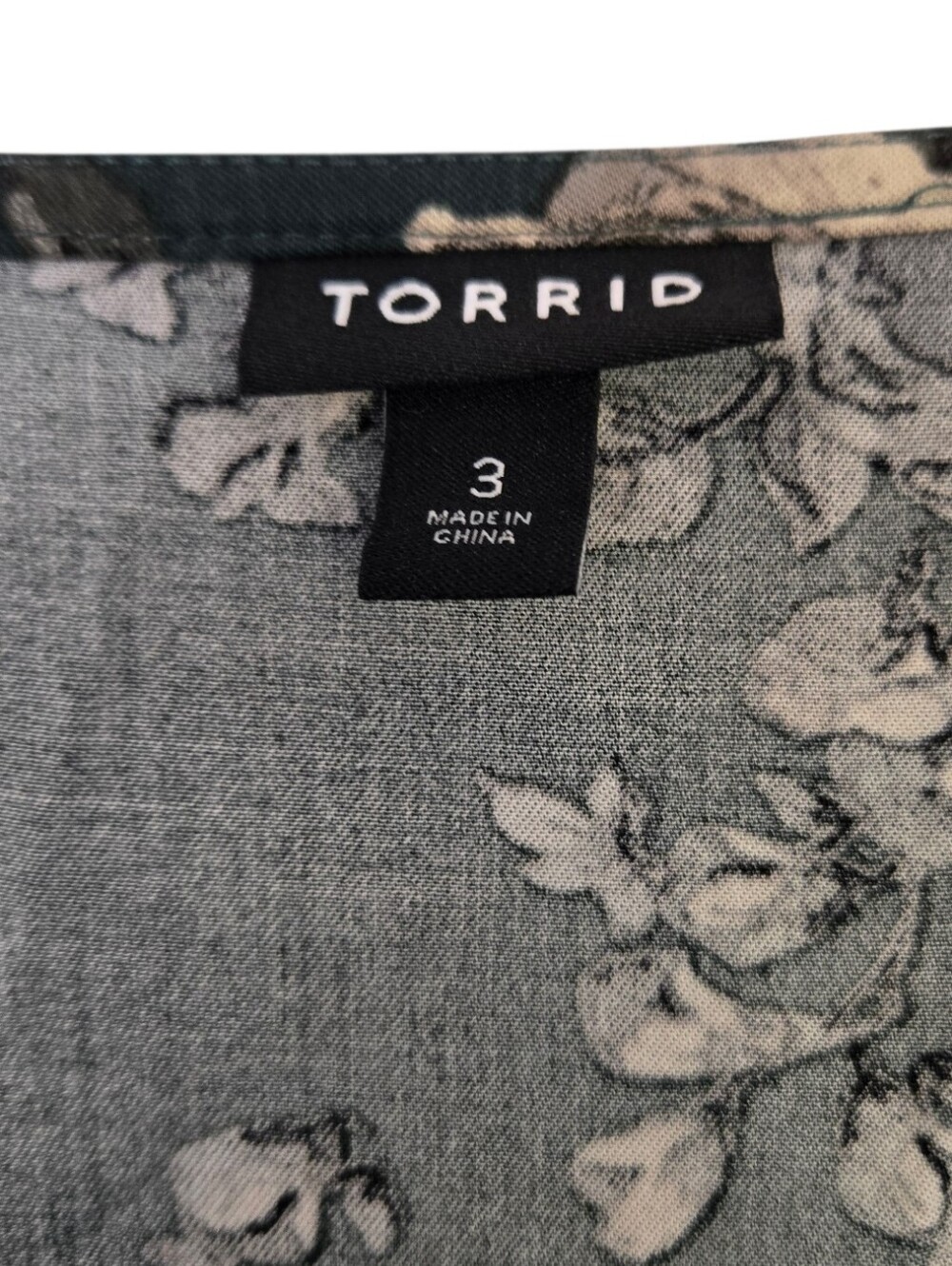 🌿 Torrid Floral Hi-Low Blouse | Size 3 (3X) | Dark Green Boho Button Front Top - Picture 3 of 6